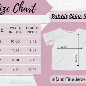 Pu&ograve; includere: Una maglietta bianca Infant Fine Jersey con una tabella delle taglie. La tabella mostra le misure in pollici per le taglie 6M, 12M, 18M e 24M. La maglietta &egrave; etichettata Rabbit Skins 3322.