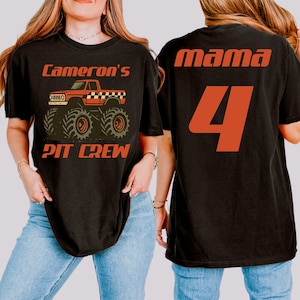 Pu&ograve; includere: T-shirt nere con grafica arancione. Una maglietta presenta un design di monster truck con la scritta "Cameron's PIT CREW". L'altra maglietta mostra la parola "mama" e il numero "4".