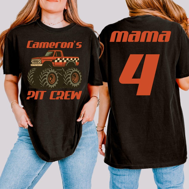 Pu&ograve; includere: T-shirt nere con grafica arancione. Una maglietta presenta un design di monster truck con la scritta "Cameron's PIT CREW". L'altra maglietta mostra la parola "mama" e il numero "4".
