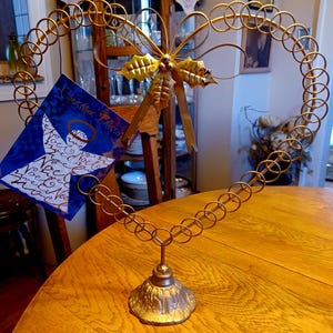 Vintage metaal/gietijzeren hart met strik en hulst, kerstkaartdisplay of ander gebruik, basis heeft bladeren en stelen, 16 x 15 inch