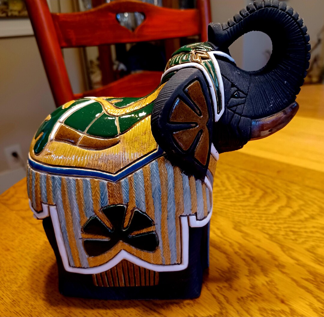 リンコナダ　象の置物 Vintage Rinconada Elephant Figurine: Uruguay Pottery, Black Glazed