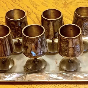 Zestaw zabytkowych kieliszków do tequili Abalone z tacką, wyprodukowany w Meksyku, z niewielką patyną i śladami zużycia, bez uszkodzeń, tacka 8,5" x 5,25", szklanki 2,76"