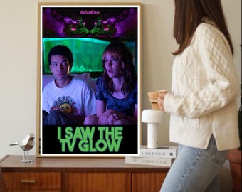 I Saw the TV Glow Filmposter - Filmposter - Bioscoopposter - Muurdecoratie - Hoge kwaliteit - Kunstposter als cadeau
