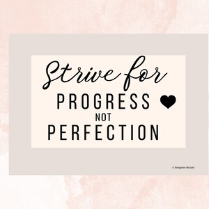 Puede incluir: Una impresión artística motivacional con las palabras "Strive for Progress Not Perfection" en letras negras, con un corazón negro. El fondo es un suave lavado de acuarela en rosa y beige.