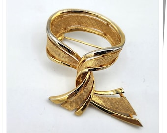 Boucher Gold Textured Ribbon Vintage Brooch