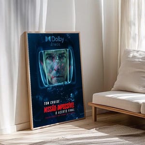 Może przedstawiać: Oprawiony plakat filmowy do filmu "Mission: Impossible - Dead Reckoning Part One" z Tomem Cruise'em. Plakat ma ciemnoniebieskie tło z twarzą aktora w hełmie kosmicznym. Tytuł jest w kolorze czerwonym i białym.
