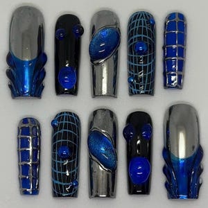 Blaue Chrom Cyberpunk Presse auf den Nägeln: Metallic futuristische Y2K Nail Art