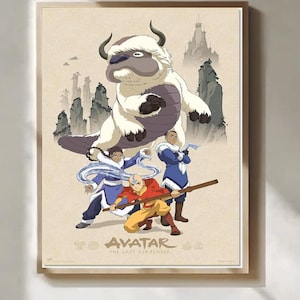 Puede incluir: Un póster enmarcado con personajes de "Avatar: La leyenda de Aang". La obra de arte representa al personaje Appa, junto con Aang, Katara y Sokka. El póster tiene un fondo beige con ilustraciones de montañas y nubes.