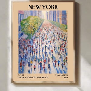 Może przedstawiać: Oprawiony wydruk artystyczny przedstawiający obraz Maratonu Nowojorskiego. Grafika przedstawia tłum biegaczy na ulicy miasta, z napisem "NEW YORK" u góry. Wydruk zawiera tekst "NO. 10 THE NEW YORK CITY MARATHON MANHATTAN 1970".