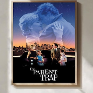 Può includere: Una locandina cinematografica incorniciata di The Parent Trap con un'immagine dai toniimagine dai toni blu di una coppia che si abbraccia sopra lo skyline di una città al tramonto. Sotto, una donna, un uomo e due bambine sono davanti a un'auto. Titolo in bianco.