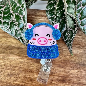 Bobine de badge en acrylique Cosy Pig : écharpe bleu hiver, lanière rétractable
