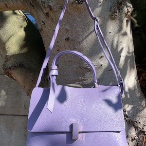 Women&#39;s leather shoulder strap handbag