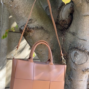 Women&#39;s leather crossbody handbag