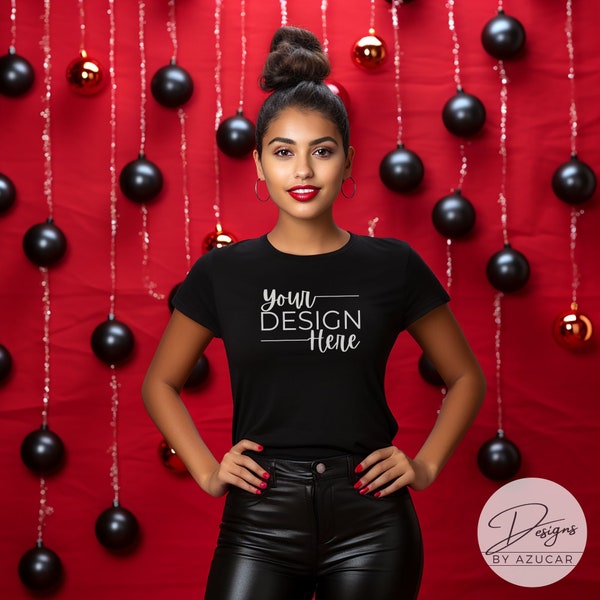 Maquette de chemise de Noël noire | T-shirt noir modèle hispanique latina | Téléchargement numérique | Gildan 64000 | Maquette de fête du Nouvel An