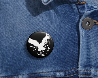 Pin de esmalte de cuervo, insignia de metal blanco y negro, botón de pájaro gótico, merchandising de banda de rock alternativo