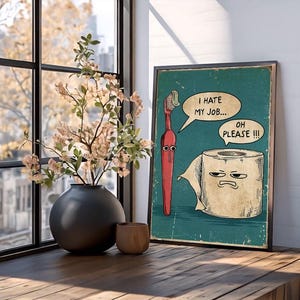 Könnte beinhalten: Ein gerahmtes Poster mit türkisem Hintergrund zeigt eine Cartoon-Zahnbürste und eine Toilettenpapierrolle mit Sprechblasen. Die Zahnbürste sagt "Ich hasse meinen Job..." und das Toilettenpapier antwortet "Oh bitte!!!"