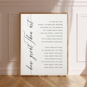 Könnte beinhalten: Gerahmter Druck mit den Worten „how great Thou art“ in eleganter Schrift. Der Druck zeigt ein Gedicht mit dem gleichen Titel in einer klassischen Schriftart auf weißem Hintergrund. Der Rahmen ist warm und hellbraun.