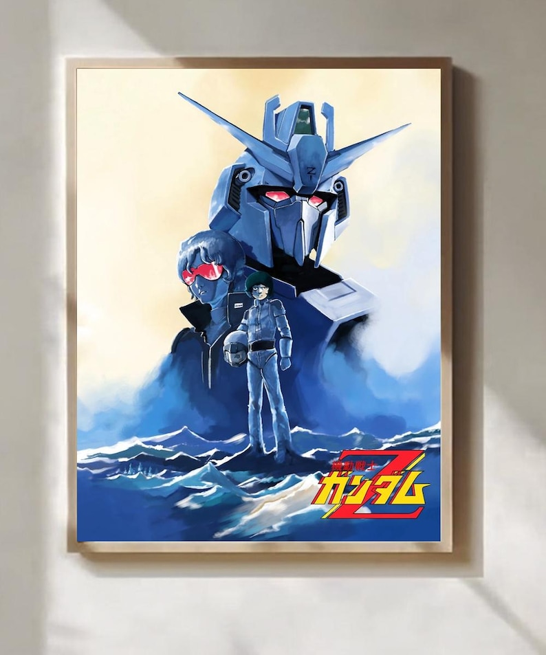 Może przedstawiać: Oprawiony plakat przedstawiający niebieską głowę robota, pilota i japoński tekst "Gundam Z". Grafika ma niebiesko-białą kolorystykę z jasnym ż&oacute;łtym tłem. Plakat jest w drewnianej ramie.