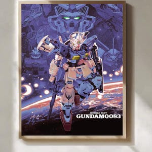 Może przedstawiać: Oprawiony wydruk z szczeg&oacute;łową ilustracją robota Mobile Suit Gundam. Grafika przedstawia robota w odcieniach niebieskiego, beżowego i białego, na tle kosmicznym. Tekst "MOBILE SUIT GUNDAM0083" jest wyświetlany na dole.
