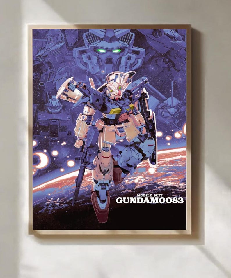Może przedstawiać: Oprawiony wydruk z szczeg&oacute;łową ilustracją robota Mobile Suit Gundam. Grafika przedstawia robota w odcieniach niebieskiego, beżowego i białego, na tle kosmicznym. Tekst "MOBILE SUIT GUNDAM0083" jest wyświetlany na dole.