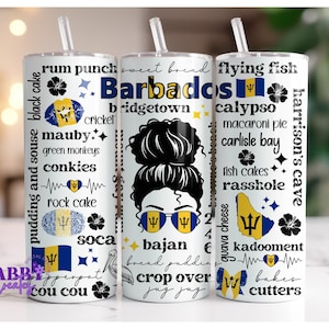 Könnte beinhalten: Weißer isolierter Becher mit einem Design mit dem Wort "Barbados" und dem Gesicht einer Frau mit Sonnenbrille. Der Becher enthält Text und Grafiken im Zusammenhang mit Barbados, wie "Rum Punch", "Calypso" und die Flagge von Barbados.