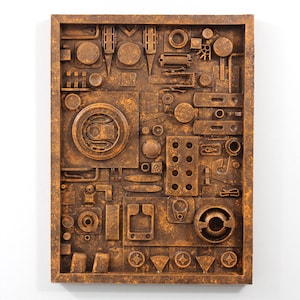 Puede incluir: Una escultura de pared de metal marrón oxidado con un diseño geométrico. La escultura está compuesta por piezas de metal de diferentes formas y tamaños, incluyendo círculos, cuadrados y triángulos. La escultura tiene un aspecto desgastado y envejecido.