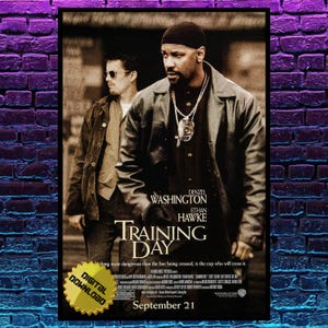 Può includere: Un poster del film "Training Day" con Denzel Washington ed Ethan Hawke. Il poster ha una tonalità seppia con il titolo in lettere grandi e in grassetto. Il testo "Download digitale" è su un adesivo dorato. La data di uscita è il 21 settembre.