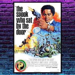Pode incluir: Um cartaz de filme vintage para "The Spook Who Sat by the Door". A arte apresenta um homem segurando uma arma, com cenas de ação de soldados e explosões. O título é exibido em letras brancas em negrito.