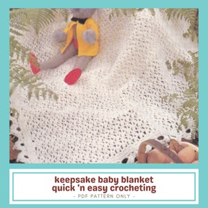 Peut inclure: Une couverture de bébé au crochet de couleur crème avec un motif ajouré délicat. Une petite poupée avec un manteau jaune et des chaussures rouges repose sur la couverture. Le texte "keepsake baby blanket quick 'n easy crocheting - PDF PATTERN ONLY -" est en bas.