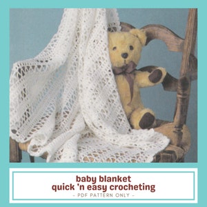 Puede incluir: Una manta de bebé blanca de crochet de tejido abierto, drapeada sobre una mecedora de madera. Un oso de peluche con un lazo marrón está sentado en la silla. La imagen incluye el texto "baby blanket quick 'n easy crocheting - PDF PATTERN ONLY -."
