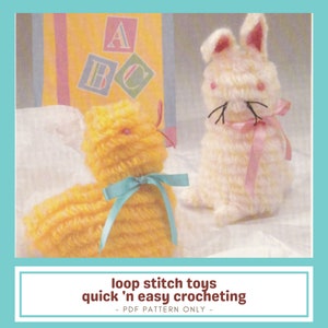 Puede incluir: Dos juguetes hechos a mano con punto de bucle: un pollito amarillo con una cinta azul y un conejito blanco con una cinta rosa. El fondo incluye bloques ABC y el texto "loop stitch toys quick 'n easy crocheting - PDF PATTERN ONLY -."
