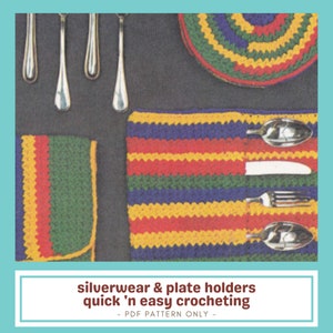 Puede incluir: Imagen de cubertería y posavasos de ganchillo en varios colores. Los soportes son de rayas azules, rojas, amarillas y verdes. La cubertería se coloca en el soporte. El texto de la imagen dice "silverwear & plate holders quick 'n easy crocheting - PDF PATTERN ONLY -"