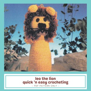 Puede incluir: Una marioneta de león de ganchillo con cuerpo amarillo y melena marrón y amarilla. El león tiene ojos negros y nariz negra. El texto "leo the lion quick 'n easy crocheting - PDF PATTERN ONLY -" está en la parte inferior de la imagen.