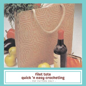 Puede incluir: Un bolso tote de crochet de filet beige con un asa color crema. La bolsa está llena de productos y una botella de vino. El texto "filet tote quick 'n easy crocheting" está en la parte inferior de la imagen.