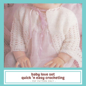 Op de afbeelding: Een crèmekleurig gehaakt babyvestje met opengewerkte mouwen en een delicate roze strik. De baby draagt er een roze jurk onder. De tekst op de afbeelding luidt: "baby love set quick 'n easy crocheting - PDF PATTERN ONLY -."
