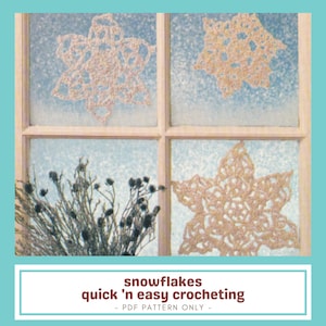 以下が含まれることがあります： 4つの窓ガラスがあり、それぞれに薄いベージュ色の鉤針編みの雪の結晶が描かれています。雪の結晶は青い雪の背景に配置されています。下部のテキストは「snowflakes quick 'n easy crocheting - PDF PATTERN ONLY -」と書かれています。
