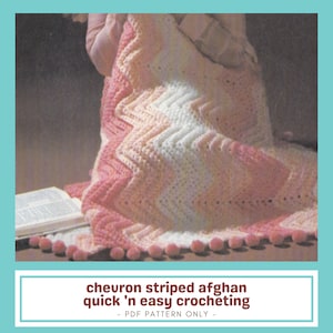 Op de afbeelding: Een chevron-gestreepte deken in roze, wit en perzik, met een pompom-rand. De tekst op de afbeelding luidt: "chevron striped afghan quick 'n easy crocheting - PDF PATTERN ONLY -."