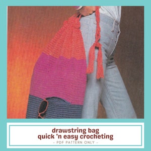 Puede incluir: Un bolso con cordón de ganchillo en tonos rojo, fucsia y azul marino. El bolso tiene un cierre de cordón y una correa larga. El texto en la imagen dice "drawstring bag quick 'n easy crocheting - PDF PATTERN ONLY -"