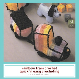 Puede incluir: Un tren de ganchillo arcoíris con contornos y ruedas negros. El tren está hecho de hilo colorido en tonos de rosa, amarillo, naranja y morado. Una figura de perro blanco y negro y bloques de alfabeto están en el fondo. El texto dice "rainbow train crochet quick 'n easy crocheting".