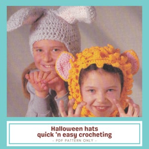 Puede incluir: Dos niños con sombreros de Halloween hechos a mano con ganchillo. Uno es un conejito gris claro con orejas internas rosas, y el otro es un león amarillo con orejas internas rosas. El texto dice: "Halloween hats quick 'n easy crocheting - PDF PATTERN ONLY -"