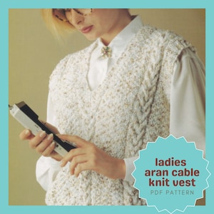 以下が含まれることがあります： クリーム色のアランケーブルニットベスト、Vネックデザイン。 ベストは前面にテクスチャードケーブルニットパターンが特徴です。 画像には「ladies aran cable knit vest PDF PATTERN」というテキストが含まれています。