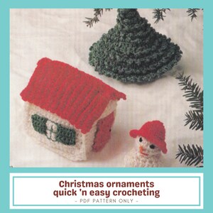 Puede incluir: Adornos navideños de ganchillo, incluyendo una casa con tejado rojo, un árbol verde y un muñeco de nieve con sombrero rojo. Los adornos están hechos a mano y parecen ser parte de un patrón de ganchillo. El texto dice "Christmas ornaments quick 'n easy crocheting - PDF PATTERN ONLY -"