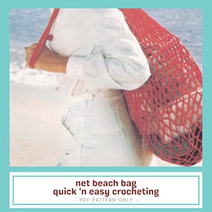 Puede incluir: Una bolsa de playa de red roja tejida a ganchillo se lleva sobre el hombro. La bolsa está llena de objetos, y el texto "net beach bag quick 'n easy crocheting - PDF PATTERN ONLY -" se muestra en la parte inferior de la imagen.