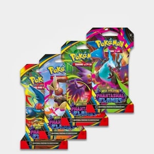 Puede incluir: Tres paquetes de refuerzo de cartas coleccionables de Pokémon. Cada paquete presenta ilustraciones vibrantes de varios personajes de Pokémon, con el texto "Mega Evolution Phantasmal Flames" y "Additional Pokemon TCG Booster Pack". Los paquetes tienen un esquema de color rojo, amarillo, azul y verde.