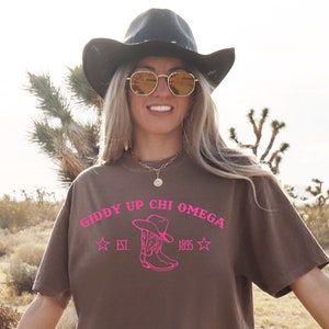 Chi Omega Giddy Up Rosa Stiefel College Schwesternschaft TShirt | ChiO Western-inspiriertes Trendy Shirt | Großes kleines Geschenk