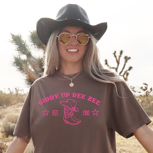 Delta Zeta Giddy Up Rosa Stiefel College Schwesternschaft TShirt | Dee Zee Western-inspiriertes Trendy Shirt | Großes kleines Geschenk