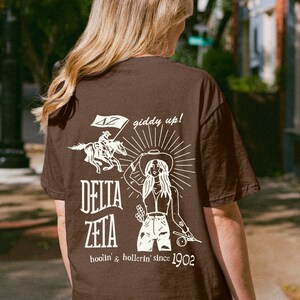 Delta Zeta Country inspiriert Sorority Shirt | Dee Zee Trendy Giddy Up TShirt | Großes kleines Geschenk | Bid Day Recruitment Geschenk