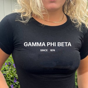 Gamma Phi Beta Simple Sorority Crop Top | GHi Sorority Baby T-Shirt | Gamma Phi Y2K Vintage Inspiriert 2000er Schwesternschaft T-Shirt | Bid Day Geschenk