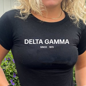 Delta Gamma Simple Sorority Crop Top | Dee Gee Sorority Baby Tee | Y2K Vintage Inspired 2000s Sorority T-Shirt Crop Top | Bid Day Gift