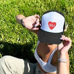 Phi Mu Red Heart Sorority Sombrero de camionero de moda / Phi Mu Letras griegas / Reclutamiento del día de la oferta Sombrero de camionero de espuma personalizado / Gran pequeño regalo